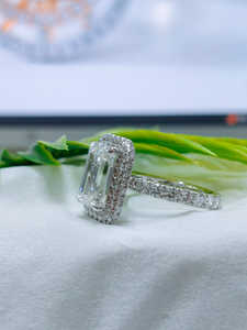 Anillo de oro blanco con diamante de corte esmeralda y piedras laterales, un diseño geométrico elegante con brillo intenso y lujo contemporáneo. - Product Image 4