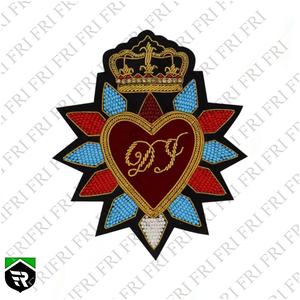 Broche de moda de lujo hecho a mano, broche de corazón de corona bordado con cuentas de alambre de lingotes, Pin hecho a mano para accesorio de ropa - Product Image 4