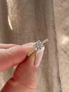 Bague de Fiançailles Solitaire Minimaliste en Or Massif 14K 18K avec Diamant Rond Taillé, Sertie Pavé à Griffes, Bijoux de Mariage Élégants, Vente en Gros - Product Image 1