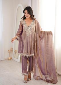 Salwar Kameez Moderno para Mujer de Dhwaja Export en Tela Fendy con Bordado de Lentejuelas y Encaje |   Secado Rápido - Product Image 3