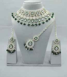 Parure de bijoux de mariée de luxe en zircon et or plaqué émeraude vert Meenakari, collier et boucles d'oreilles lourds Dulhan Tikka pour mariage et soirée - Product Image 1