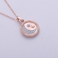 Pendentif Disque Minimaliste en Or 18K Plaqué Rhodium avec Diamant de Laboratoire Certifié IGI, Motif Lune et Étoile Célestes