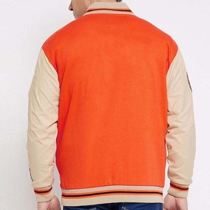 เสื้อแจ็คเก็ตวาร์ซิตี้สีส้มสำหรับผู้ชาย ทำจากหนัง PU ตกแต่งด้วยตัวอักษร E ปักที่แขนเสื้อ กระดุมเดี่ยว คอตั้ง สไตล์พรีปปี้สำหรับฤดูใบไม้ร่วง - Product Image 2