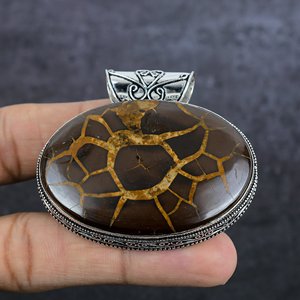 Colgante Ovalado de Piedra Natural con Efecto Agrietado, Aleación Metálica Antigua Bañada en Plata, Joyería Vintage Hecha a Mano, Estilo Bohemio, Regalo Unisex, Amor - Product Image 1