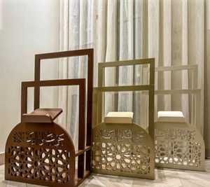 Soporte de metal y madera para el Corán, plegable, con caligrafía árabe y diseño geométrico recortado. - Product Image 1