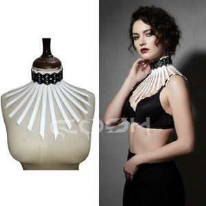 Collier ras du cou en cuir punk pour femme avec franges rayées blanches - Product Image 2