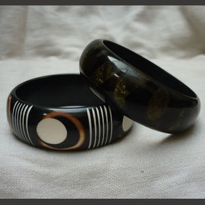 Bracelets en résine style bohème à imprimé africain – Ensemble de bijoux de luxe à motif tribal noir et crème, vente en gros – Bijoux tribaux épais - Product Image 3