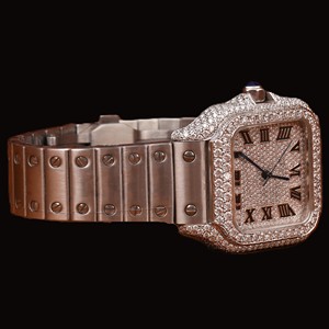 Montre de style moderne avec boîtier carré serti de moissanite, chiffres romains, cadran entièrement serti de pierres, bracelet en acier inoxydable - Product Image 3