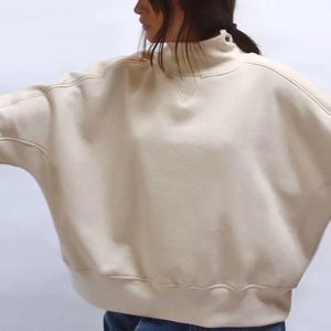 เสื้อสเวตเชิ้ตผู้หญิงทรงโอเวอร์ไซส์ คอกลม ผ้าฟลีซ 100% ผ้าฝ้ายถัก ทรงไหล่ตก ปักลายตัวอักษรกรีก สีพื้น - Product Image 3