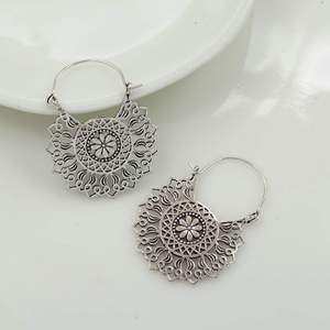 Boucles d'oreilles créoles pendantes pour femme, motif floral bohème, en alliage plaqué argent antique, bijoux fantaisie - Product Image 1