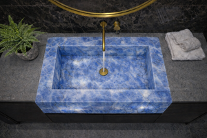 Lavabo de salle de bain rectangulaire en onyx bleu de luxe avec robinet doré intégré - Product Image 2