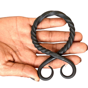 Croix de troll médiévale forgée à la main, pendentif viking en fer artisanal, amulette de protection nordique traditionnelle, artisanat rustique du forgeron - Product Image 1
