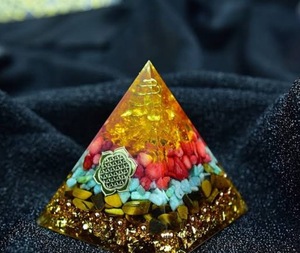 Pirámide de Orgón de Cristal de Lujo REIGN on RESIN con Diseño Multicapa, Alambre de Cobre Enrollado, Hecho a Mano, Símbolo Personalizable - Product Image 2