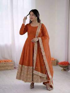 VISHNU K DESIGNS - Traje Anarkali con Falda y Dupatta de Seda Romana Vintage para Todas las Estaciones, Ajuste Regular, Bordado con Lentejuelas Naturales - Product Image 2