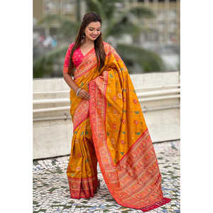 Robe de soirée en soie douce Zari tissée couleur moutarde Elite Weaves, Saree Patola Leheriya avec tissages contrastés 700g - Product Image 1