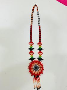 Collier artisanal perlé avec pendentif tournesol porté par une mannequin – Bijou artisanal traditionnel mettant en valeur l'élégance culturelle - Product Image 5