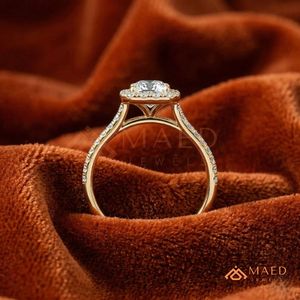 Anillo de compromiso de oro con moissanita de corte esmeralda y halo, para mujer, joyería de aniversario nupcial, regalo elegante y a la moda de EE. UU. - Product Image 3