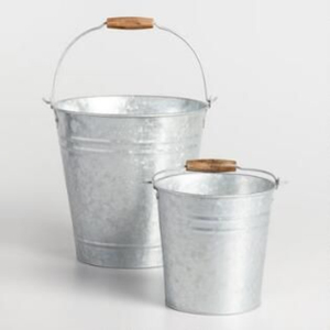 Seau en métal galvanisé vintage avec poignée en bois, idéal pour le nettoyage du jardin et la décoration de la ferme – Vente en gros fabricant - Product Image 1