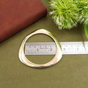 Brazalete Geométrico Ovalado Dorado para Mujer – Joyería de Moda Estilo Brazalete, Personalización OEM ODM - Product Image 2