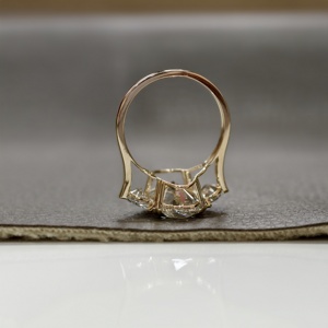 Anillo clásico de tres piedras con diamante cultivado en laboratorio de 5 quilates, corte ovalado con media luna, certificado por IGI, en oro de 14k para mujer, anillo de compromiso y boda. - Product Image 5