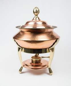 Calentador de buffet de lujo para hotel, tipo chafing dish de cobre, con tapa decorativa y soporte metálico para exhibición de alimentos en restaurantes, bodas y catering. - Product Image 1