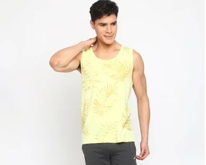 Camiseta sin mangas para hombre, amarilla, estampada, con cuello redondo, estilo casual de punto - Product Image 1