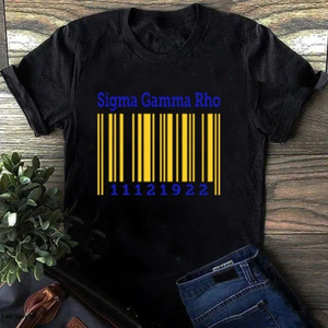 Camiseta negra de manga corta con estampado de código de barras, camiseta gráfica informal cómoda con cuello redondo de la hermandad Sigma Gamma Rho, moda griega - Product Image 1