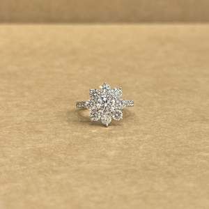 Anillo de Diamantes Naturales de Oro Blanco de 14K de Diseño, Corte Redondo, 0.70 CT en el Centro y 1.29 CT en los Laterales, Anillo de Compromiso de Lujo Premium - Product Image 1