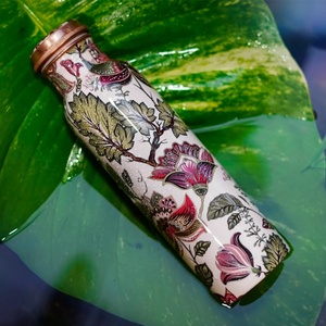 ขวดน้ำทองแดงลายใบไม้พร้อมฝาปิด แก้วน้ำพกพาสำหรับเดินทาง ลายสีเหลือง ตกแต่งด้วยต้นปาล์มและนกยูง - Product Image 5