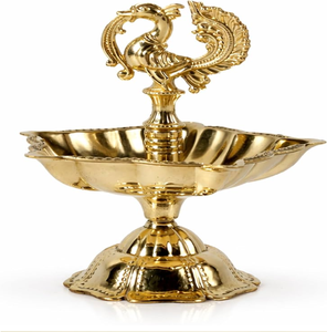 Lampe à huile traditionnelle en laiton avec poignée en forme de paon, pour les occasions de pûja et les fêtes, disponible à prix de gros. - Product Image 4