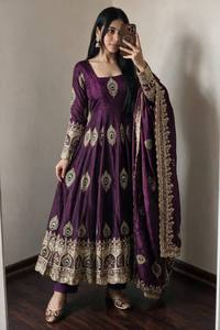 Elegante Vestido Tradicional de Fiesta de Seda Fandy con Bordado Elaborado, Elástico y Sin Arrugas, con Dupatta y Pantalón a Juego - Product Image 1