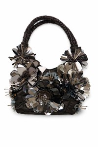 Elegantes bolsos metálicos con detalles florales en exhibición, perfectos para bodas nocturnas y uso casual, disponibles para la venta. - Product Image 5