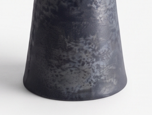 Bol décoratif en métal noir artistique avec forme surélevée idéal pour un style de maison élégant et un accent de décoration de table - Product Image 3