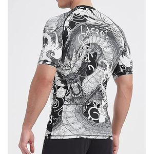 เสื้อแรชการ์ดแขนสั้นผู้ชาย พิมพ์ลายแบบซับลิเมชั่น แห้งเร็ว ผลิตจากโพลีเอสเตอร์ เสื้อว่ายน้ำสำหรับผู้ใหญ่ เสื้อกีฬา - Product Image 3