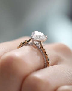 Anillo de compromiso/boda unisex de lujo con diamante talla corazón de oro amarillo de 14k con engaste de rodio y circonitas cultivadas en laboratorio IGI para aniversario - Product Image 4