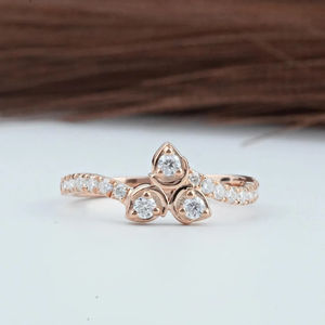 Bague de fiançailles en or rose 14 carats, trois pierres, motif floral, diamant de laboratoire taille ronde, éternelle, faite à la main, vente en gros - Product Image 1