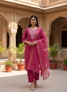 Conjunto de Kurta y Pantalón para Mujer, Tejido Floral de Rayón, Bordado, con Dupatta Estampada en Jacquard |   Ropa Étnica India de Primera Calidad - Product Image 3