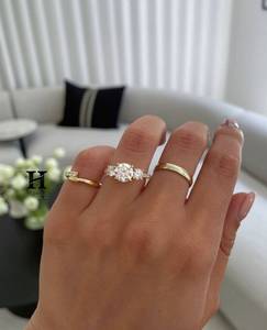 Bague de fiançailles de luxe avec diamant de laboratoire rond brillant de 2 carats, trois pierres, avec diamants latéraux ronds, certifiée - Product Image 4