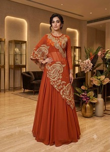 Conjunto de lehenga de diseñador para mujer de la mejor calidad con blusa estampada con mangas, chal bordado y falda fluida de georgette para boda - Product Image 5