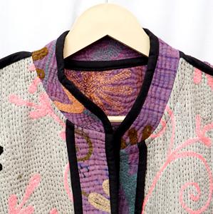 Veste à col mandarin en tricot brodé à la main, patchwork, rayures, motif floral rose, détail de col violet, 100% coton - Product Image 4