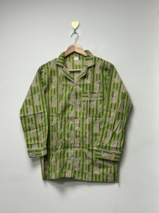 Ensemble de vêtements de nuit pour femmes en coton, imprimé safari vert élégant et luxueux, 3 pièces |   Ensemble de salon : chemise et pantalon de pyjama imprimé léopard pour le voyage - Product Image 2