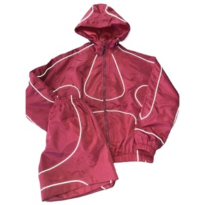 Ensemble coupe-vent réfléchissant imperméable personnalisé pour homme, idéal pour les activités sportives décontractées en extérieur, comprenant une veste et un short en nylon - Product Image 4