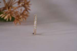 Anillo de Eternidad Delgado y Elegante, Clásico para Aniversario, Joyería Fina para Novia, Impresionante Anillo de Boda de Oro con Moissanita para Mujer - Product Image 6