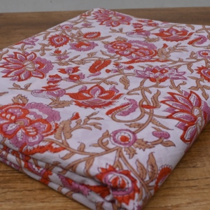 Tela de Algodón Blanco de Calidad de Exportación con Estampado Floral Naranja y Rosa Hecho a Mano para Compradores de Prendas de Vestir y Textiles para el Hogar - Product Image 4