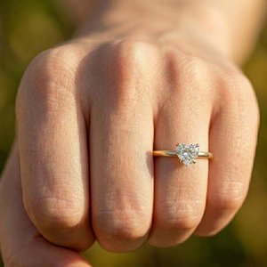 Bague de fiançailles en diamant de laboratoire taille cœur 1,00 carat, or jaune 10K, solitaire pour femme, certifiée IGI, bague de mariage de luxe - Product Image 4