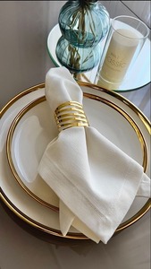 Anneaux de serviette en fil métallique doré, style minimaliste moderne, pour une mise en place de table contemporaine, porte-serviettes linéaire doré de qualité supérieure, finition brillante - Product Image 3
