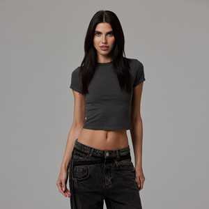 Camiseta Corta Ajustada de Manga Corta para Mujer Estilo Y2K, Top Crop de Algodón Premium con Spandex Elástico, Camiseta Casual Urbana, Proveedor Mayorista al por Mayor - Product Image 3