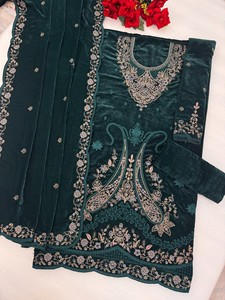 Salwar Kameez de Terciopelo Semi-Cosido con Bordado y Cordón, Estilo Moderno para Bodas, Graduaciones y Diwali - Product Image 4