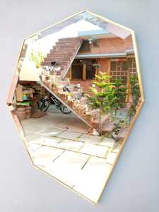 กระจกติดผนังทรงหกเหลี่ยมกรอบทองเหลืองออกแบบเรียบง่าย - Product Image 3