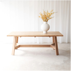 Ensemble de meubles de salle à manger très vendus, comprenant une table et des chaises en bois de teck de haute qualité, idéal pour les restaurants. - Product Image 1